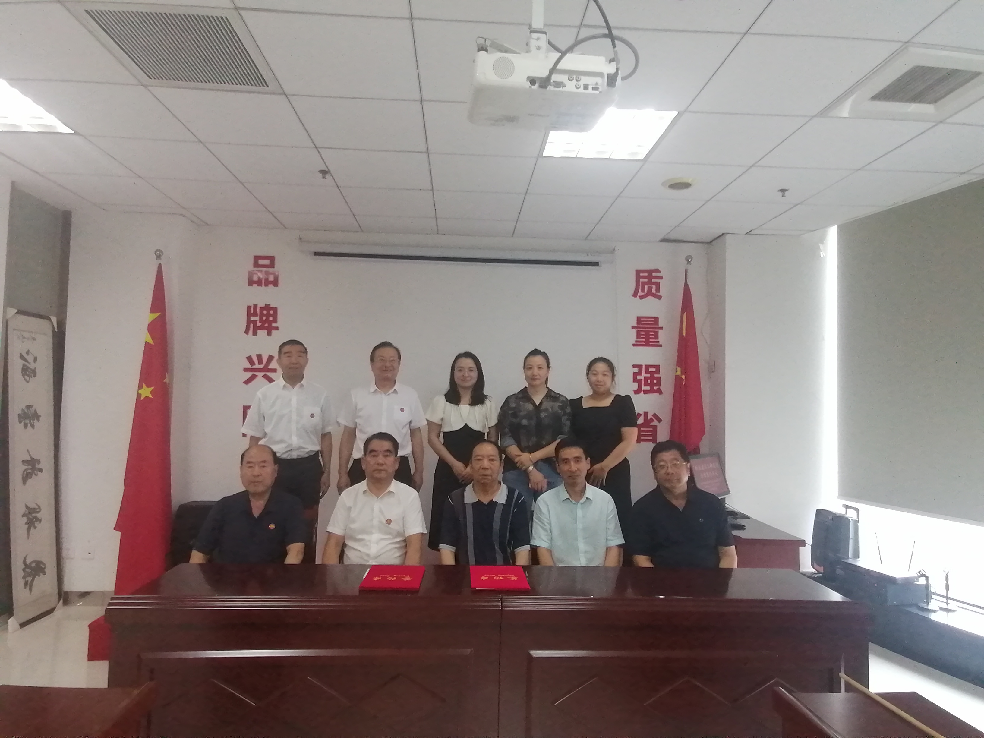 铸就职业教育品牌,培养专业技术人才 ------西安名师教育研究院职业教育研究所与陕西省企业品牌建设促进会签定合作协议(图5) d30f3337968af25492ad3b7a6e1be26.jpg